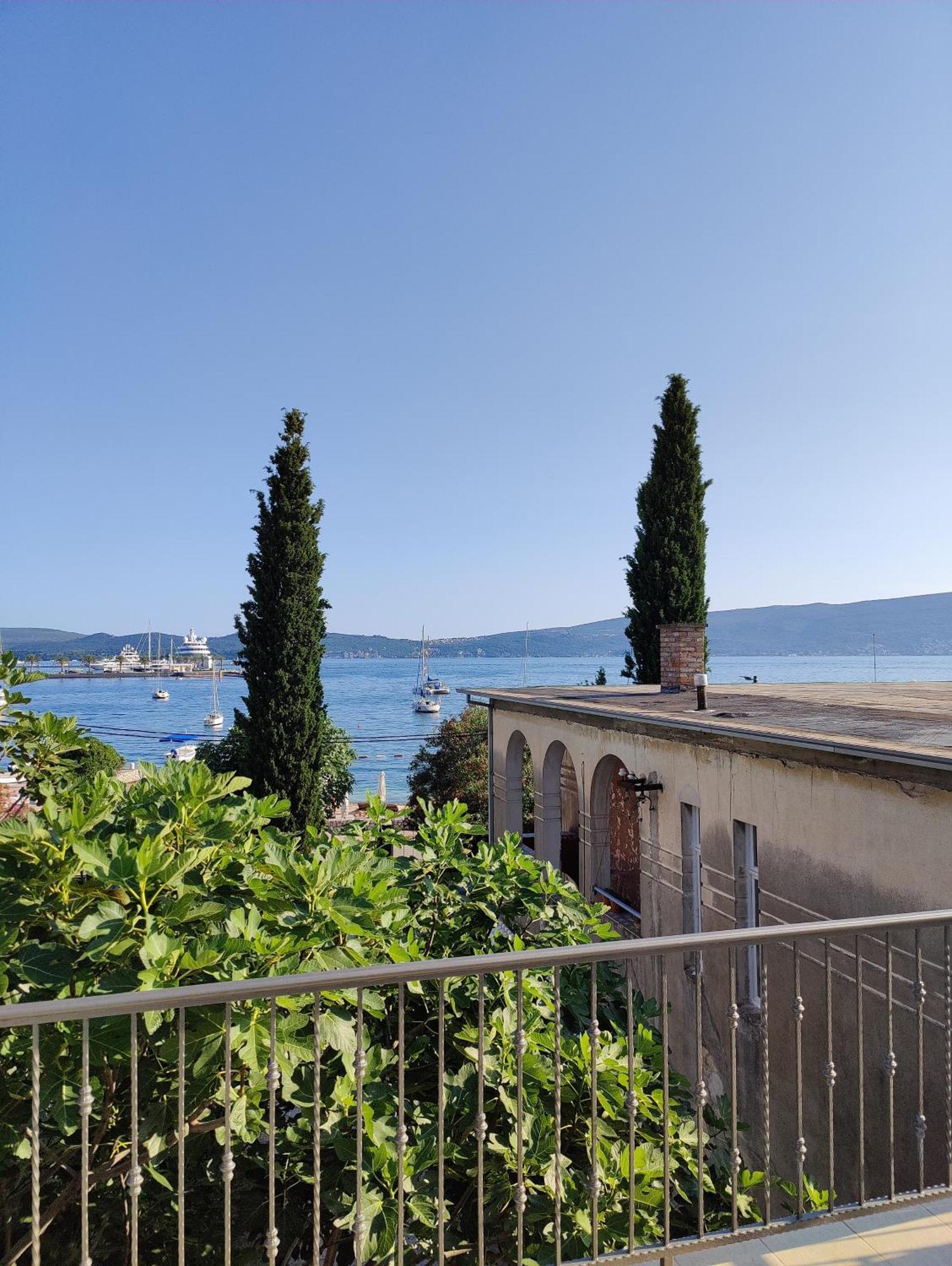 Miro Guesthouse Tivat Bagian luar foto