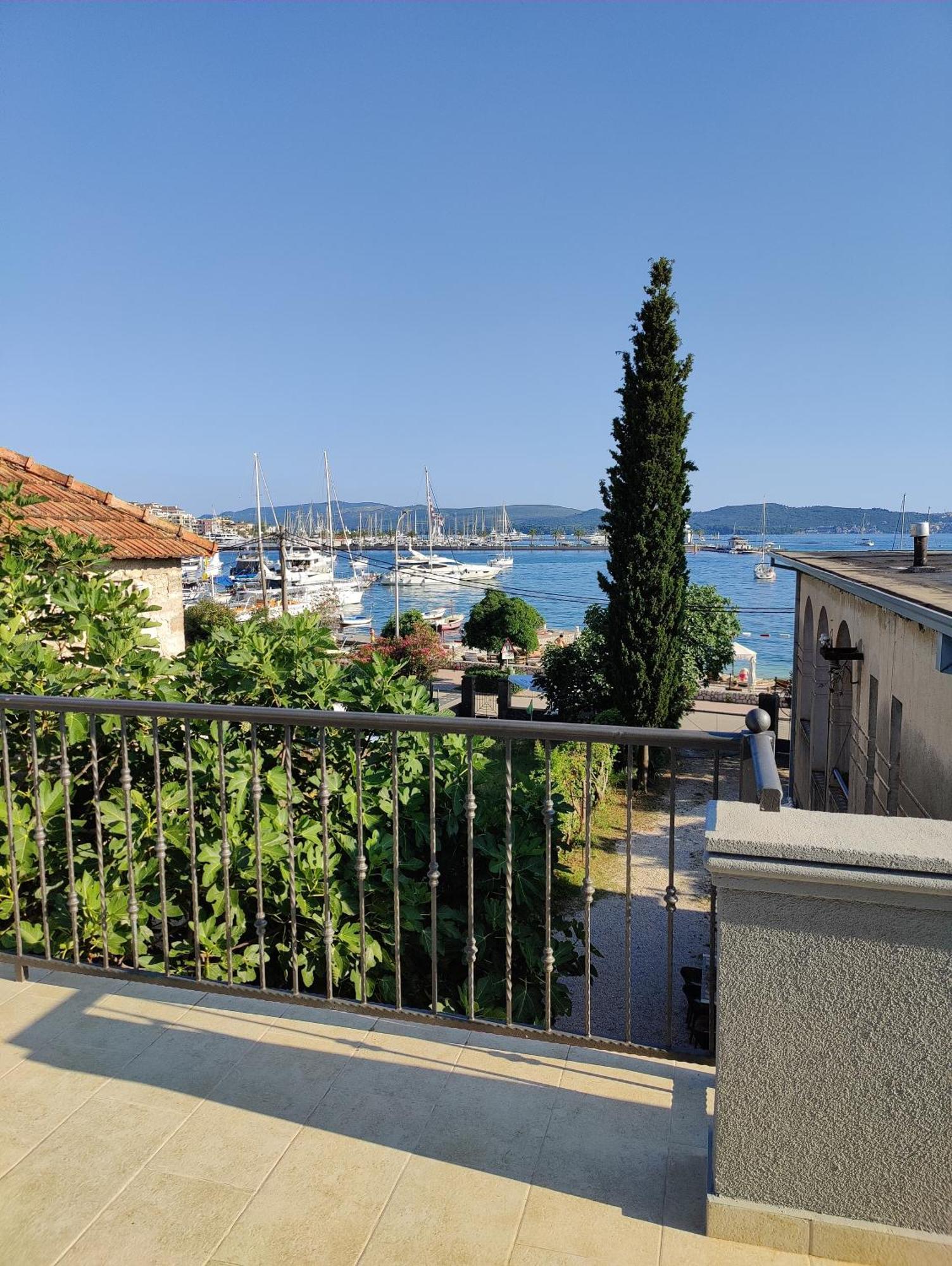 Miro Guesthouse Tivat Bagian luar foto